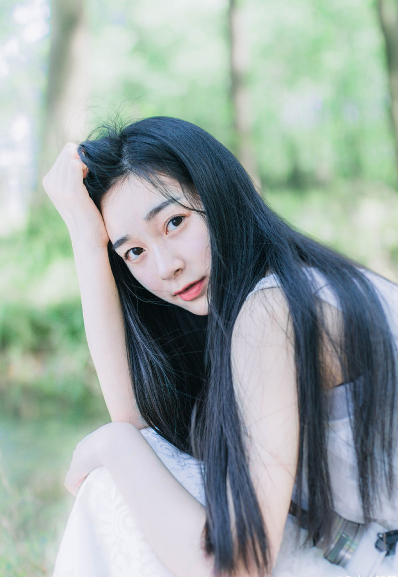 一名失去武器的虎卫趁其不备，咆哮着从后面抱向夜鹰那看起来纤弱的身体。